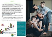 Bildcollage med två bildre där den första är en affisch med information om föräldrautbildning och den andra bilden är en familjen med vuxna och barn som sitter i och nedför en soffa.