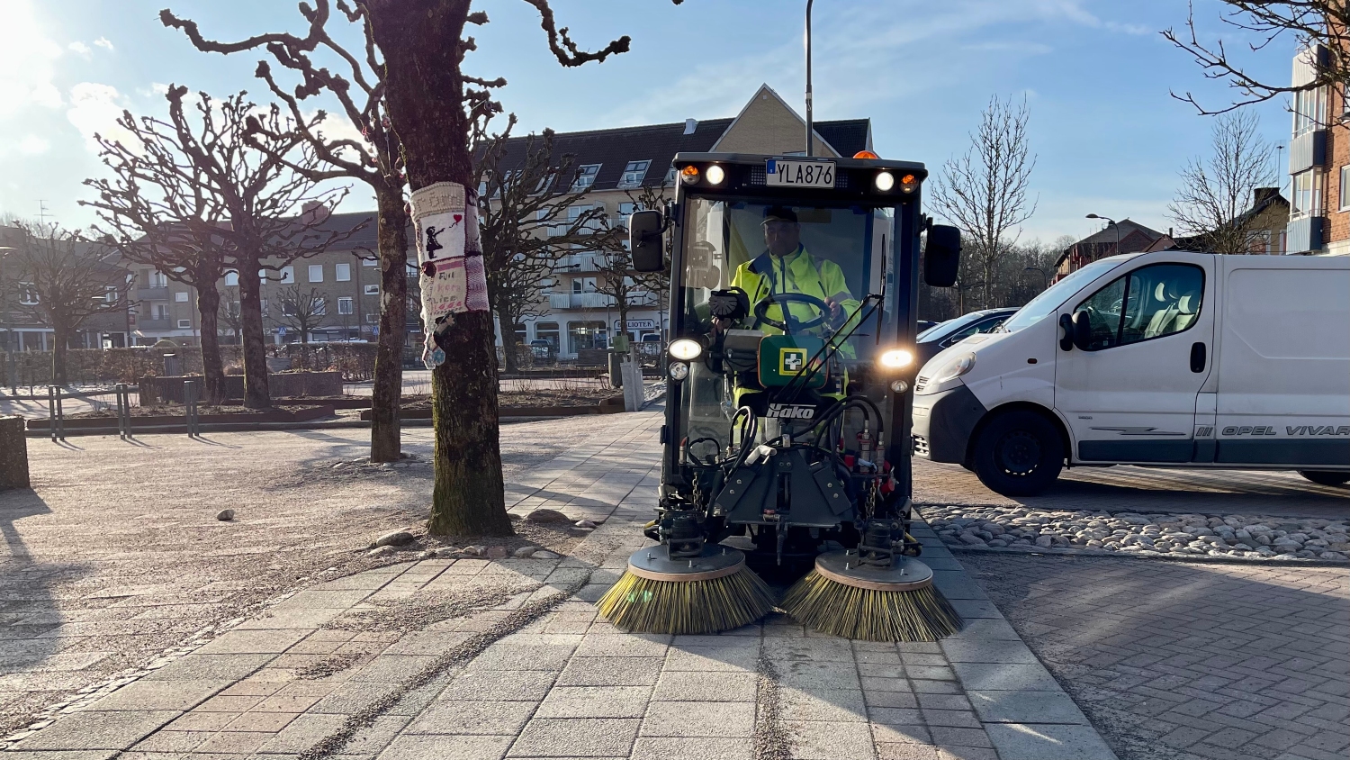 Gatsopningsmaskin sopar sand på torget i Perstorp.