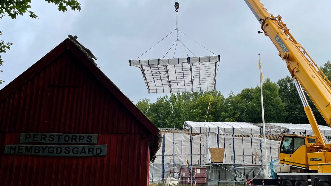 Väderskydd på hembygdsgården i Perstorp lyft bort.