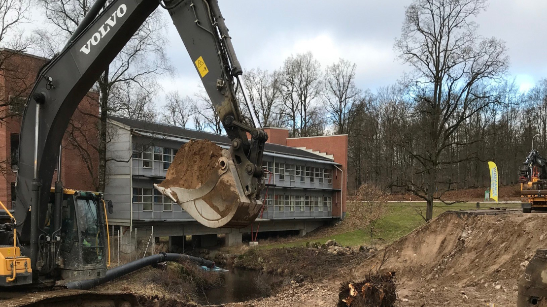 Grävskopa flyttar schaktmassor- Broreparation Bruksvägen Perstorp