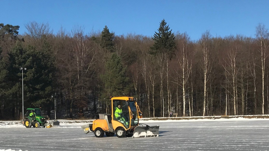 Traktorer på Uggledammens is