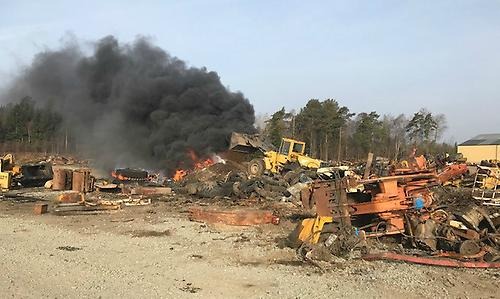 Entreprenaddäck i brand Heljalt