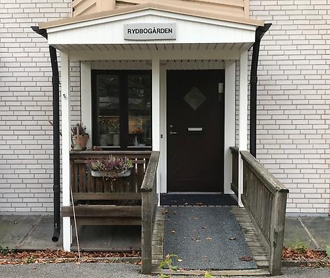 Entrén till Rydbogården, dagverksamhet för personer med demenssjukdom.