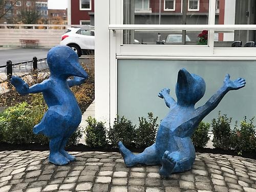 Nya statyerna Blå Fågelbarn är gjorda av Ralf Borselius och står utanför Perstorps Bostäders fastighet Lönnen 15 på Hantverkaregatan.