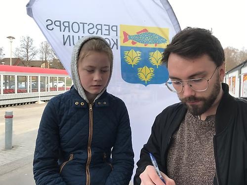 Mathilda Delén-Abrahamsson intervjuas om hur det är att bo och leva i Perstorp av universitetsstudent från Malmö.