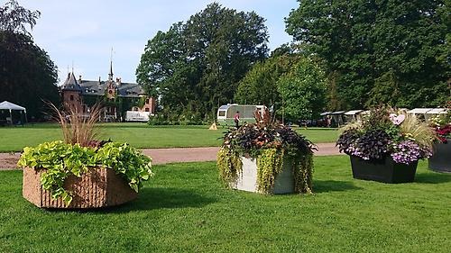 Perstorps kommun har en terracottafärgad betongurna med på Den Stora Trädgårdsfesten på Sofiero