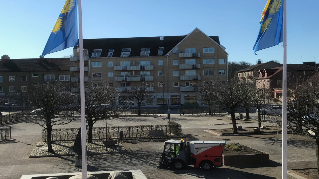 Sopning av grus och sand på torget i Perstorp