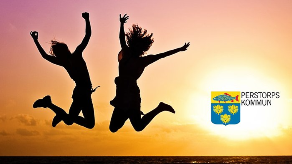 Två personer vars siluetter man ser hoppar jämfota i solnedgång. I solljuset ses logotypen för Perstorps kommun.