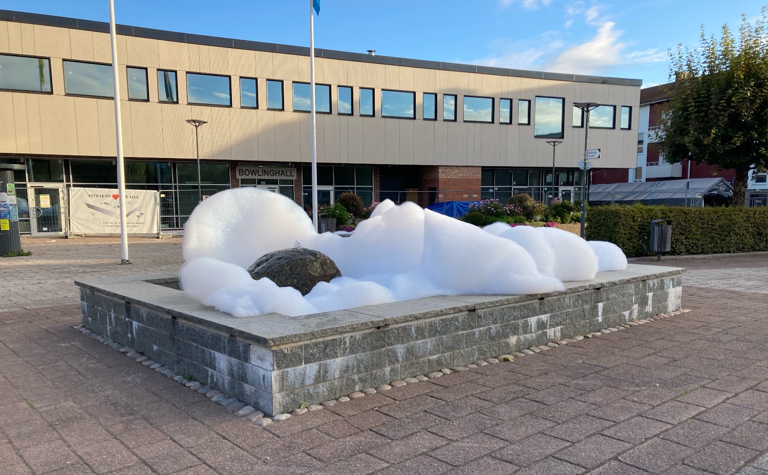 Fontän på torget fylld med skum