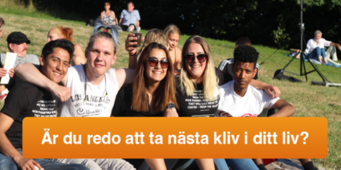Bild med ungdomar som sitter bredvid varandra. Några har solglasögon. Med vit text på orangebotten står är du redo att ta nästa kliv i ditt liv skrivet.