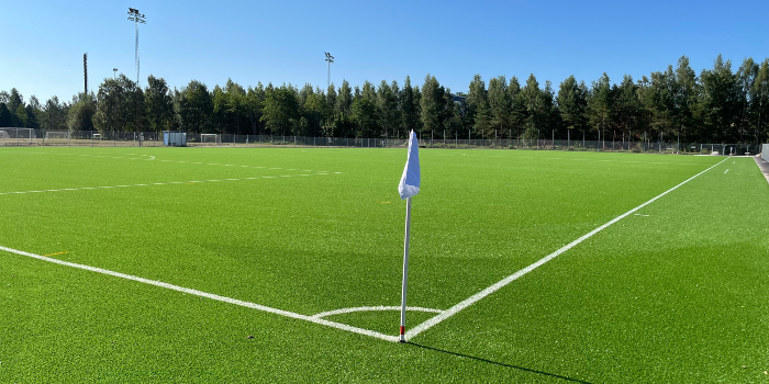 Hörnflagga på konstgräsplan - Perstorps kommun - blå himmel