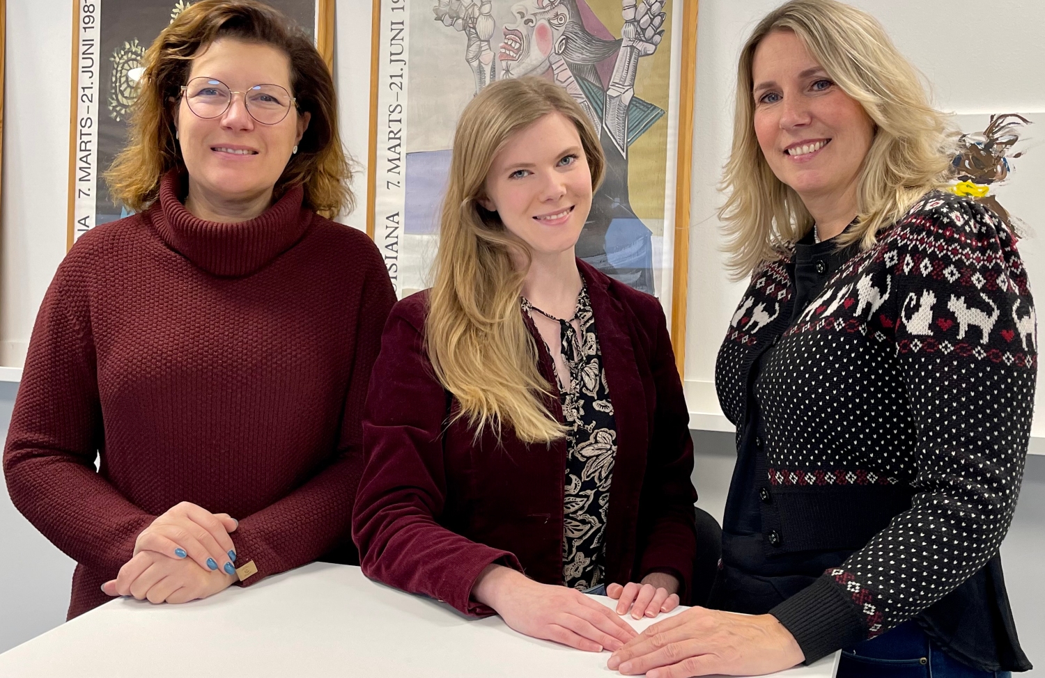 På bilden ses ses tre kvinnor som samtliga är involverade i ett kompetensutvecklingsprojekt för anställda i Perstorps kommun. Trion står vid ett bord.