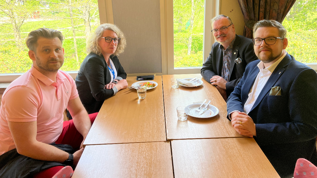 Bilden visar representanter från kommunen som äter lunch i skolrestaurangen.