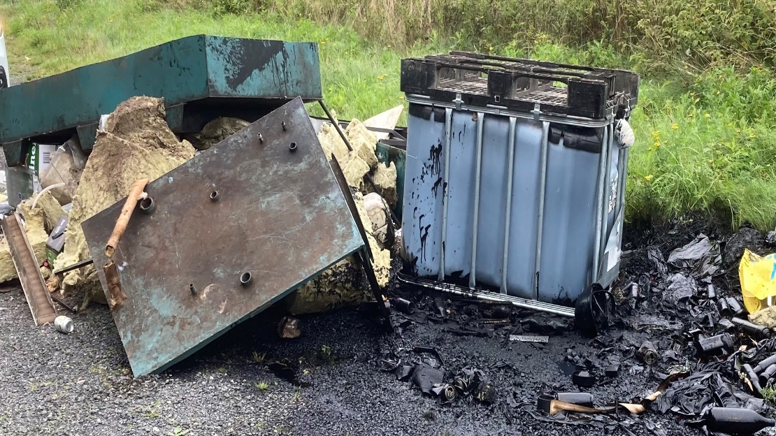 demonterad oljepanna samt en behållare med ett antal hundra liter  tjockolja som dumpats på parkeringen till Lillaryds fotbollsplan.