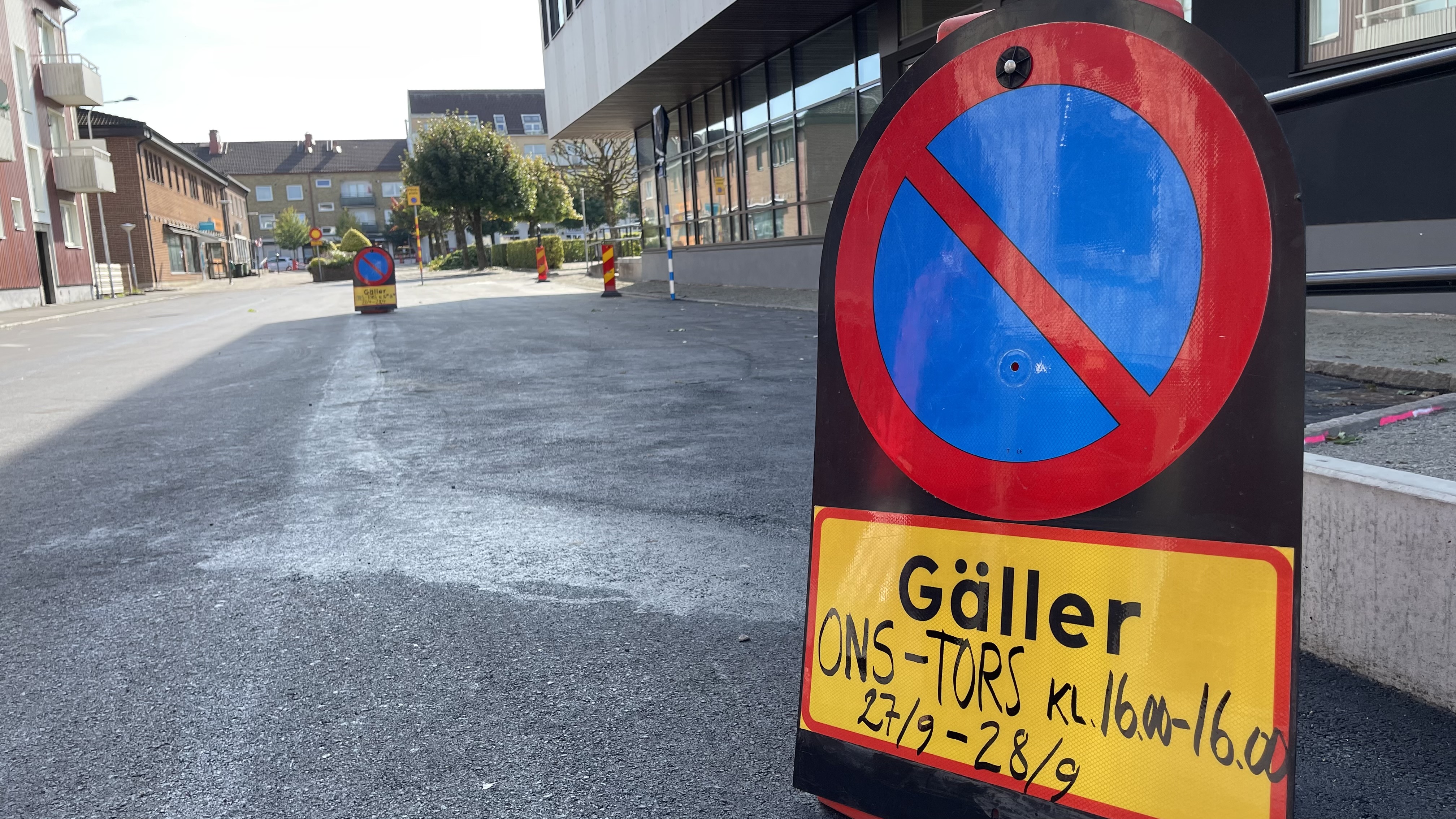 Förbudsskylt mot att stanna eller parkera på Allégatan utanför Centrumhuset onsdag 27 september till torsdag 28 september klockan 16:00. Anledning är linjemålning av parkeringsplatser.