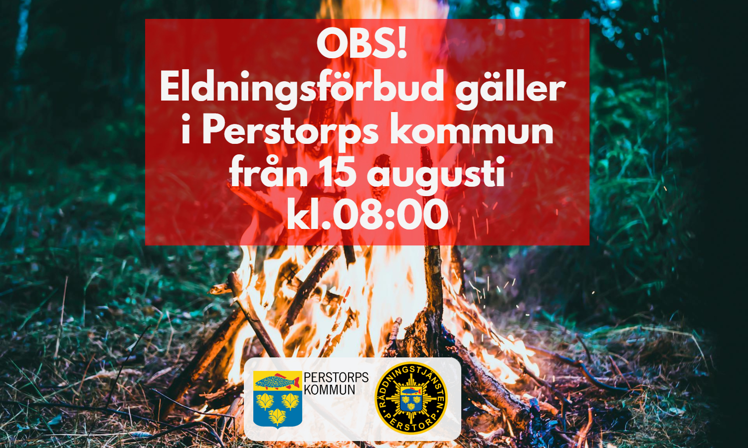 Bild med brinnande eld i bakgrunden. Ovanpå bilden står skrivet med röd text på vit bakgrund att eldningsförbud gäller i Perstorps kommun från den 15 augusti.