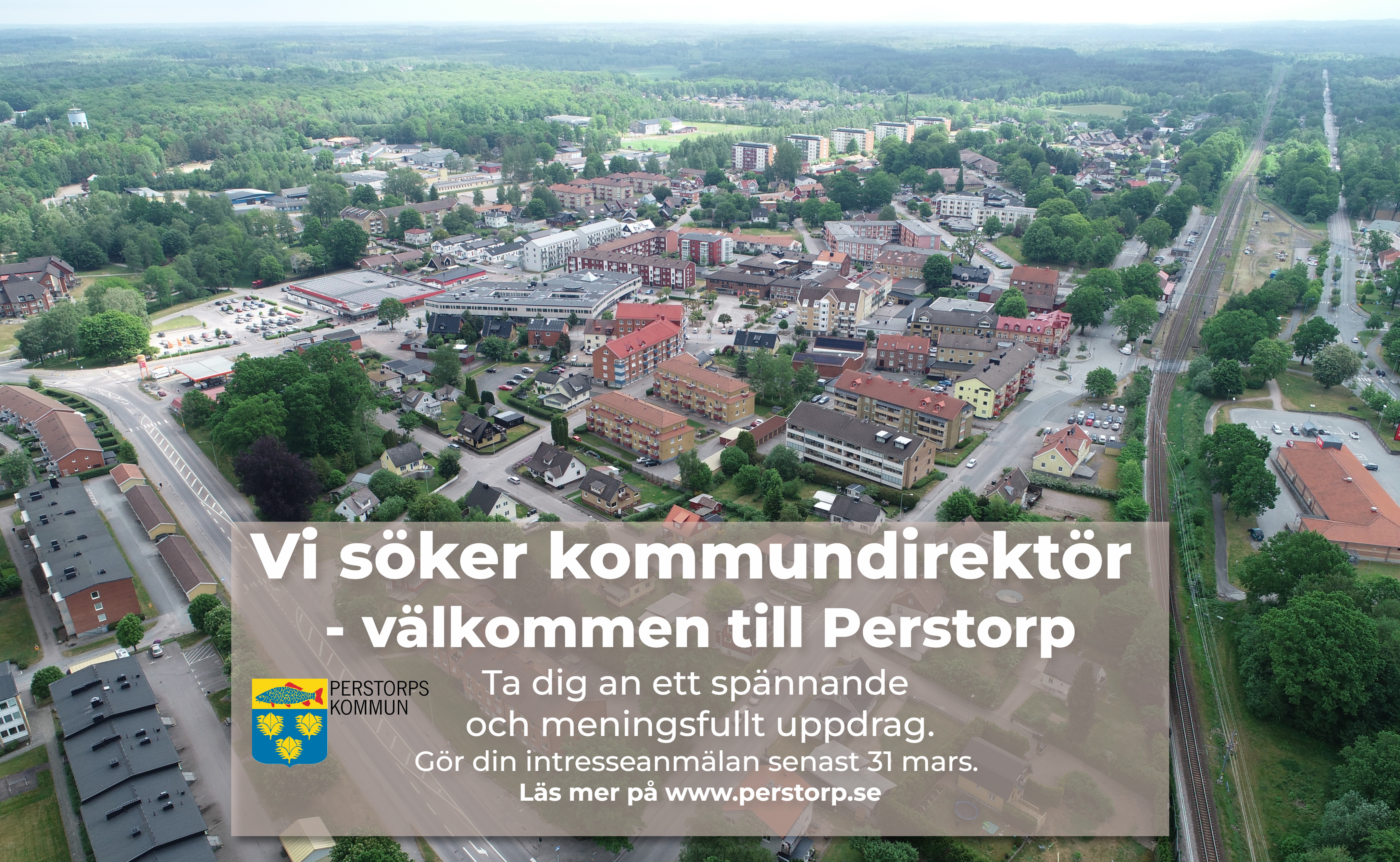 Drönarbild över Perstorps centrum. I förgrunden står med vit text på grå bakgrund information om att kommunen söker Kommundirektör.