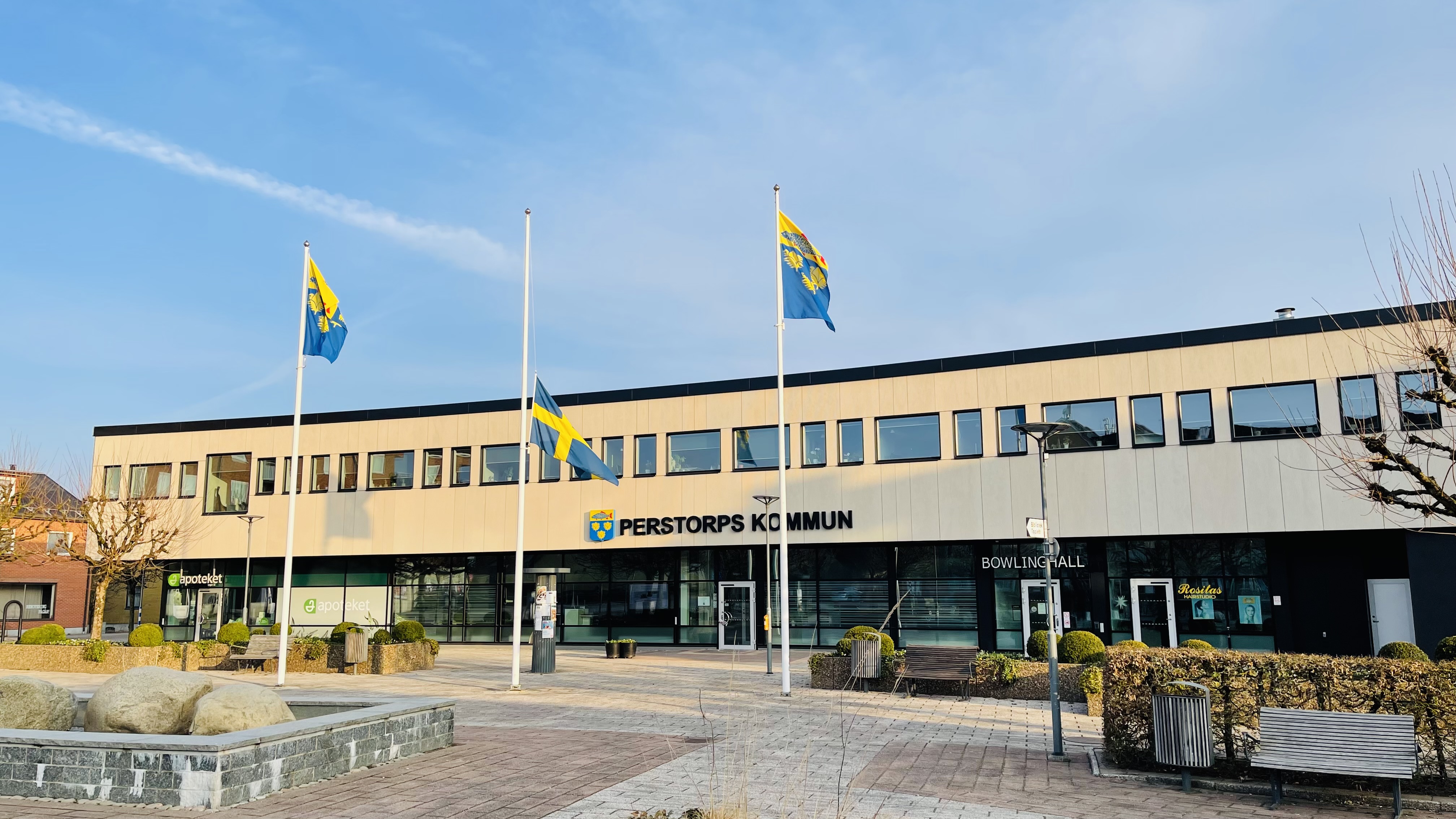 Flaggning på halv stång Torget Perstorp. I bakgrunden ses Centrumhuset.