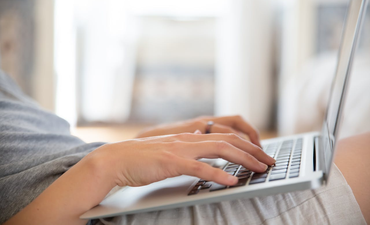 Person med laptop i knät