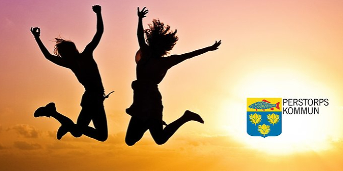 Två personer hoppas jämfota i solnedgång. I solen ses logotypen för Perstorps kommun i färg