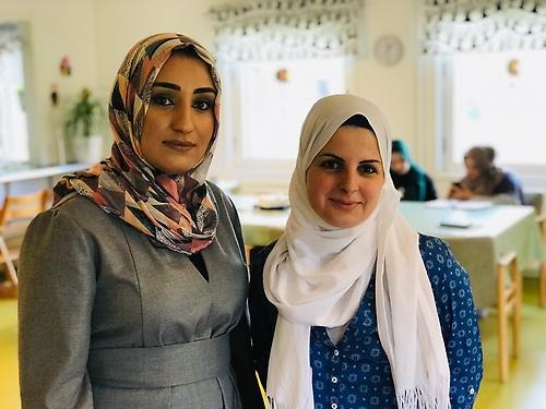 Elaf Al-Obaidi och Hala Chanouha leder projekt Språk och Lek på Familjens Hus.