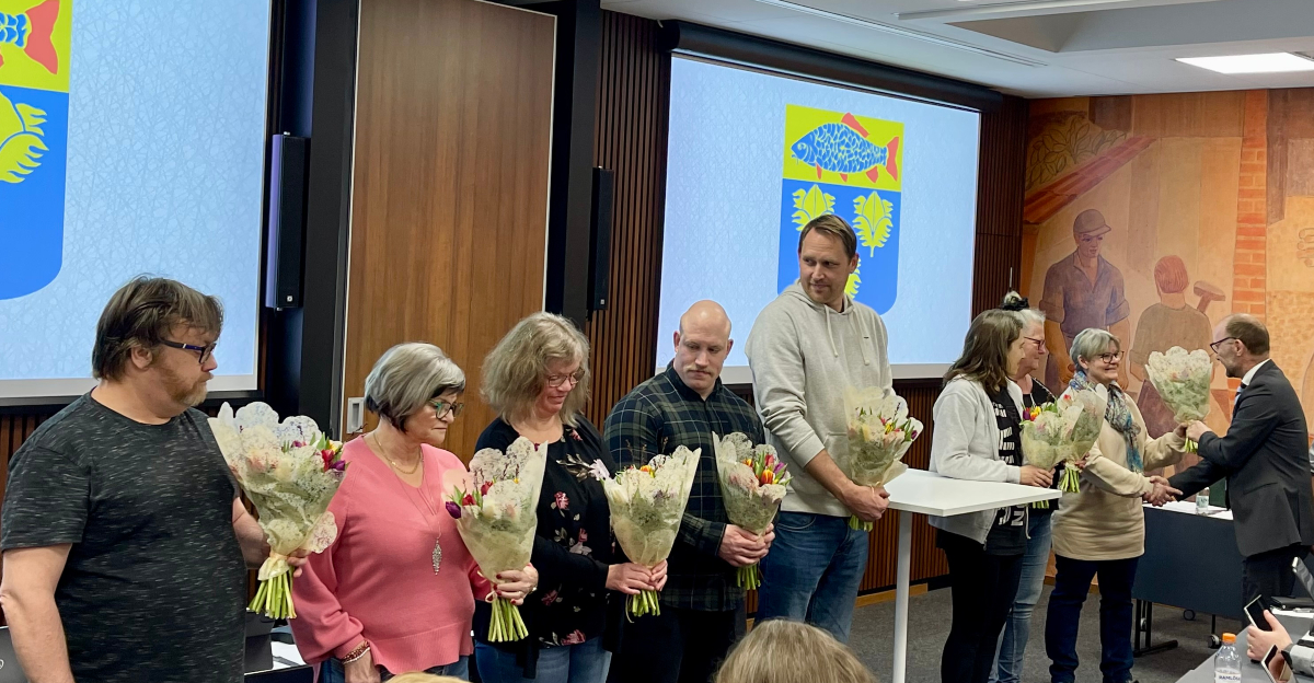 Utdelning av blommor till ledamöter från den gångna mandatperioden i kommunfullmäktige