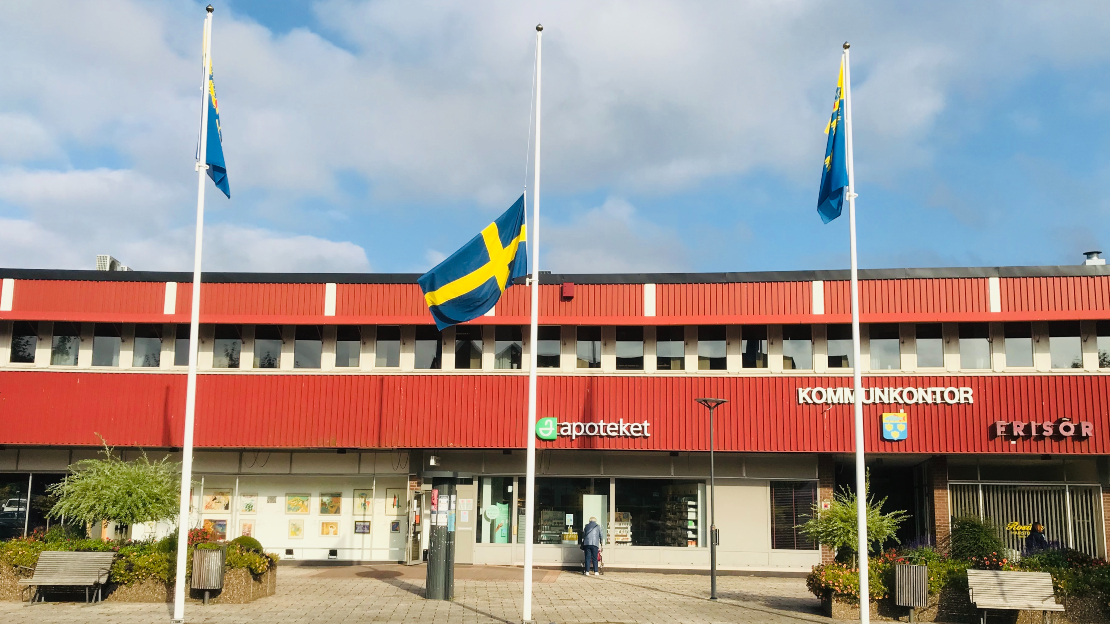 Flaggor, torget Perstorp. Mittenflaggan på halvstång.