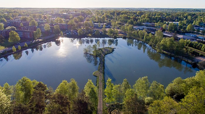 Flygfoto över Jeans Damm och Perstorps centrum