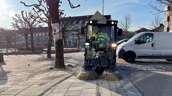 Gatsopningsmaskin sopar sand på torget i Perstorp.