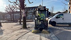 Gatsopningsmaskin sopar sand på torget i Perstorp.