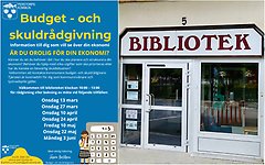 Bildcollage med två bilder där den första är en illustrerad affisch med blå bakgrund på vilken det står skrivet med gul och vit text att det finns möjlighet att träffa kommunens budget- och skuldrådgivare på biblioteket vid sju tillfällen under våren. Den andra bilden är exteriör entré biblioteket.