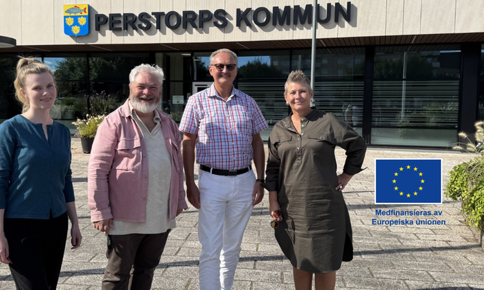 Fyra personer står bredvid varandra på torget med Perstorps kommunhus i bakgrunden.
