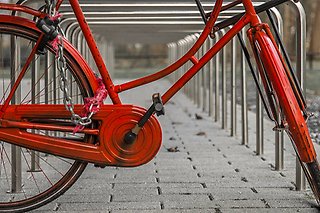 Röd cykel i ett cykelställ