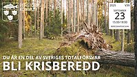 Bild från skogen där en stor gran ligger på marken. Med vist text syns perstorps kommuns logotyp samt texten Du är en del av Sveriges totalförsvar - Bli krisförberedd. I övre högra hörnet ses datumet 23 september och klockslaget 15-18.