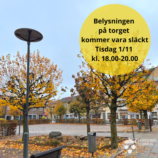 torget i Perstorp med en lyktstolpe och några träd som löven blivit gula och håller på att ramla av från.