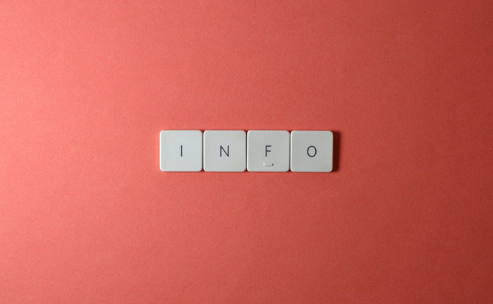 Infosskylt med röd bakgrund