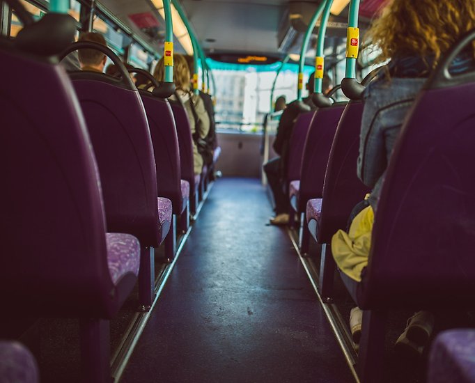 Fyll interiör från buss. Säten på rad. Inga passagerare beskrivning av bilden