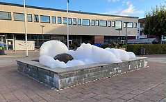 Fontän på torget fylld med skum