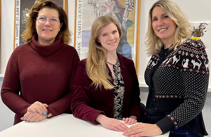 På bilden ses ses tre kvinnor som samtliga är involverade i ett kompetensutvecklingsprojekt för anställda i Perstorps kommun. Trion står vid ett bord.