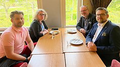 Bilden visar representanter från kommunen som äter lunch i skolrestaurangen.