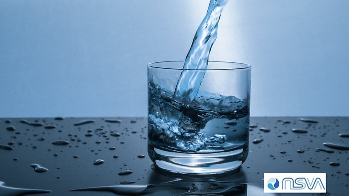 Vatten fylls på i ett glas. I nedre högra hörnet syns NSVA:s logotyp