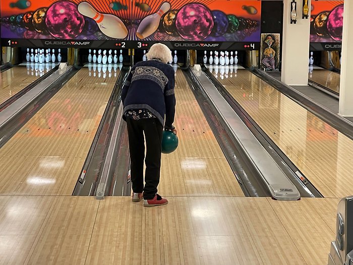 Bowling - deltagare från Rydbogården spelar