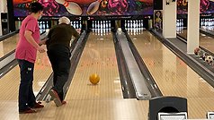 Deltagare i Rydbogårdens dagliga verksamhet spelar bowling. Personal hjälper till.