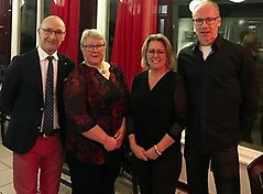 Perstorps kommun uppmärksammar det faktum att anställda arbetat 25 år inom organisationen. Kommunfullmäktiges ordförande Håkan Abrahamsson flankerar Marianne Ahlen, Eva-Marie Svensson och Tomas Westlund.