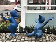 Nya statyerna Blå Fågelbarn är gjorda av Ralf Borselius och står utanför Perstorps Bostäders fastighet Lönnen 15 på Hantverkaregatan.