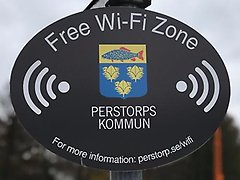 Skylten om fritt wi-fi visar att det numera är fritt fram att ansluta sig till nätet "Perstorp" även i Ugglehallen