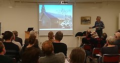 Ett 40-tal personer samlades i bibliotekets hörsal för att lyssna på en föreläsning om solceller. Föreläsningen hölls av Perstorps kommunens energi- och klimatrådgivare, Ann-Kristine Nilsson tillsammans med Lars Ivarsson, som arbetat med solceller under många år. Fyll i beskrivning av bilden