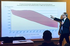 Ekonomichef Anders Ottosson förklarar på kommunfullmäktige 23 oktober vad en partiell inlösen av pensionsskulden innebär