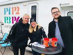 Insamling för Världens Barn. P4 Radio Kristianstad på plats med sin husbil utanför Parkskolan