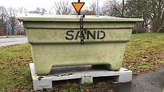 Sandlådor finns uppställda för allmänhet att hämta sand vid halt väglag